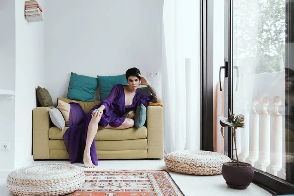 Female with short haircut poses in Tbilisi loft — Stock Photo, Image