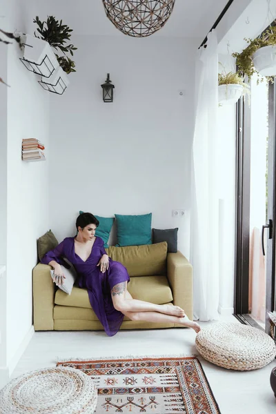 Female with short haircut poses in Tbilisi loft — Stock Photo, Image