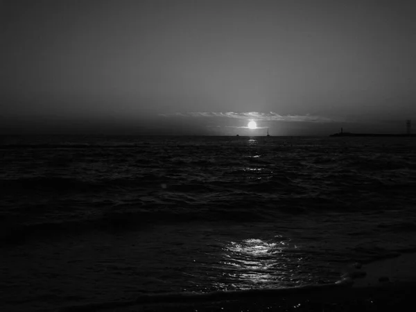 Un bellissimo tramonto monocromatico a Sochi — Foto Stock