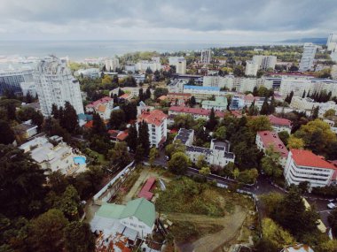 Soçi 'nin panoramik kıyı manzarası bulutlu bir sonbahar gününde