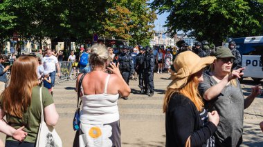 Helsinki, Finlandiya - 16 Temmuz 2018: çevik kuvvet polisi Trump ve Putin arasındaki toplantı sırasında filme gözlemciler