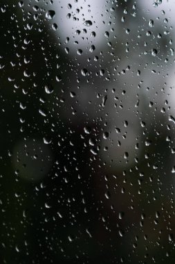 Yağmur damlacıkları penceresiyle