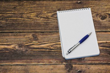 Yapılacaklar listesi üzerinde koyu ahşap arka plan dekorasyon ile yeni yıl kartı 2019. metin için yer