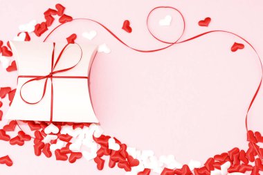 Sevgililer günü romantik arka plan - tebrik kartı, kutu, şeritler ve hearts - görüntü. Metin için yer.