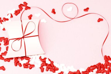 Sevgililer günü romantik arka plan - tebrik kartı, kutu, şeritler ve hearts - görüntü. Metin için yer.