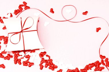 Sevgililer günü romantik arka plan - tebrik kartı, kutu, şeritler ve hearts - görüntü. Metin için yer.