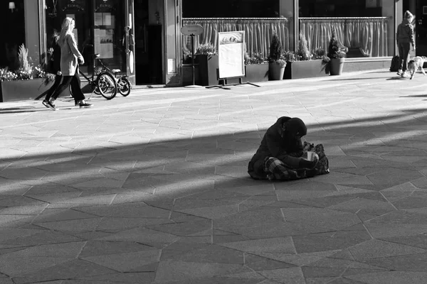 Helsinki / Finnland - 7. April 2019: Obdachlose auf der Straße einer europäischen Stadt, die um Geld betteln. — Stockfoto