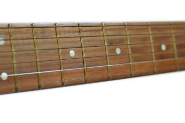 Beyaz arka plan üzerinde seçici odak izole klasik gitar boyun