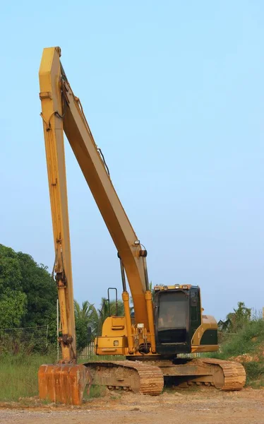 Großer Gelber Bagger Mit Langem Ausleger Fährt Auf Den Parkplatz — Stockfoto