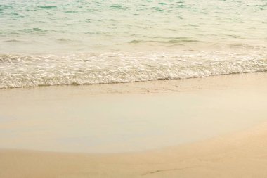 Küçük dalgalar öğleden sonra plaj