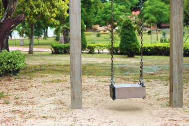 Odağı, bahçesi boş ahşap salıncağa seçin