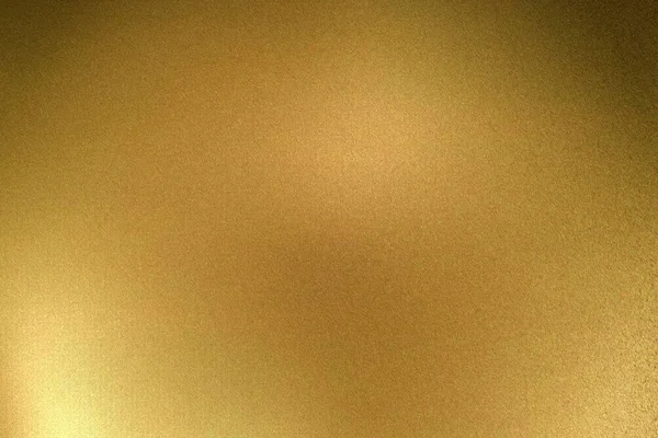 暗い部屋で金メタリックプレートに輝く光 抽象的な質感の背景 — ストック写真