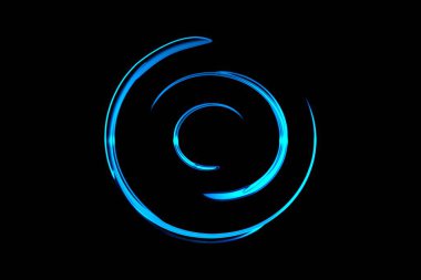 Mavi ateş kuyruklu yıldız ışığı daireler çiziyor. Siyah arkaplanda parçacıklar ile hareket halinde parlayan ışıklar