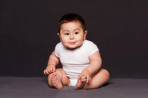 Słodkie Happy Złośliwy Śmieszne Dziecko Siedzi Podczas Noszenia Biały Onesie — Zdjęcie stockowe