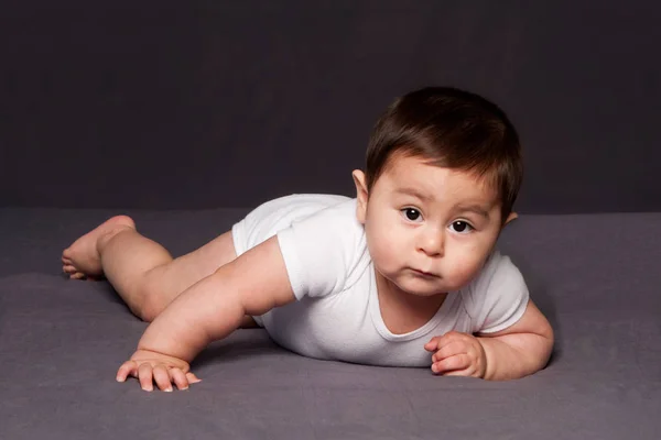 Bonito Bebê Engraçado Feliz Que Coloca Enquanto Vestindo Onesie Branco — Fotografia de Stock