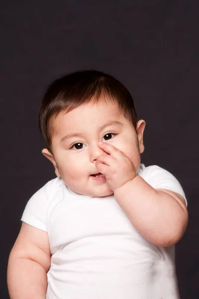 Lindo Divertido Dentición Bebé Cara Expresión Chupando Dedo Pulgar Boca — Foto de Stock