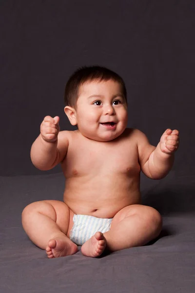 Bonito Bebê Engraçado Feliz Sentado Enquanto Usa Fralda Cinza — Fotografia de Stock