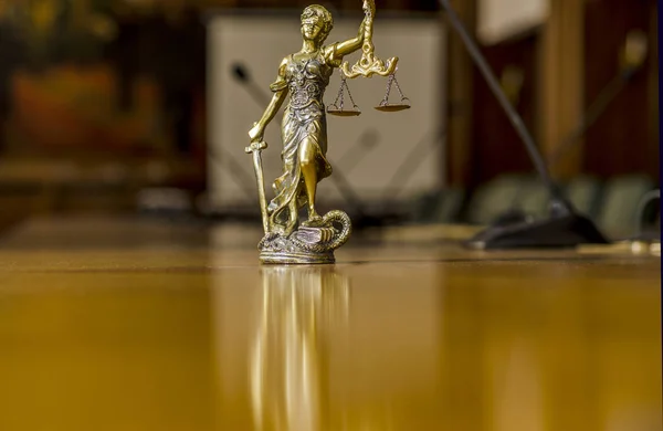 Статуя Леді Справедливість Столі Мікрофонами Конференц Залі — стокове фото