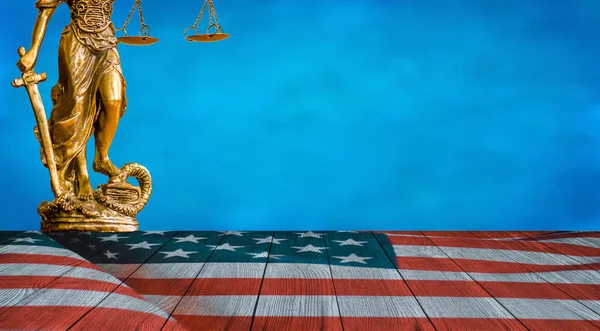 Estátua Justiça Bandeira Dos Estados Unidos Chão Madeira Com Fundo — Fotografia de Stock