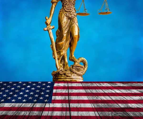 Estatua Justicia Suelo Madera Con Bandera Estados Unidos Fondo Azul — Foto de Stock