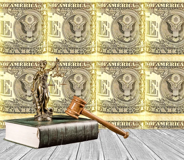 米国の 1 ドルの背景を持つ Justitia 像 — ストック写真
