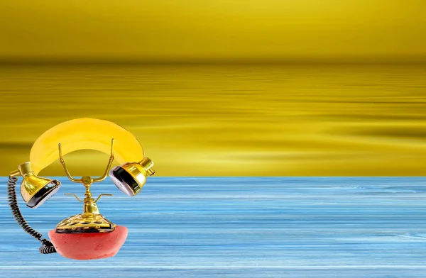 Ovocný telefon na dřevěném doku se zlatým mořem — Stock fotografie