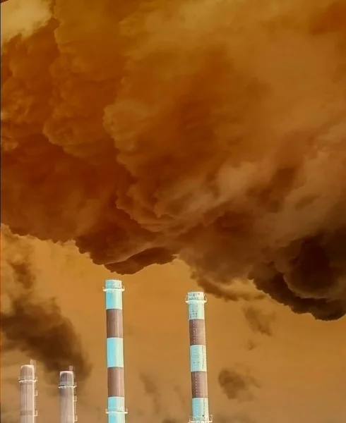 工厂的烟囱和烟雾污染环境 — 图库照片
