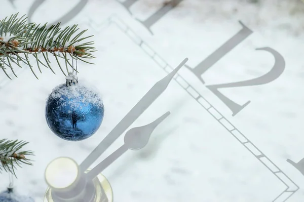大晦日の装飾 クリスマスツリー上の青金属ボール 真夜中の時計の背景に分 — ストック写真
