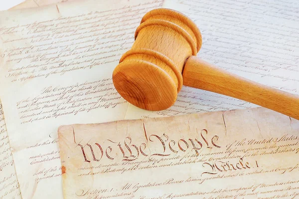 美国宪法和木槌 — 图库照片
