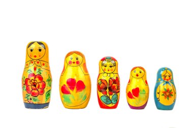 Beyaz arka planda en yüksekten en alta sıralanmış beş Rus bebek.