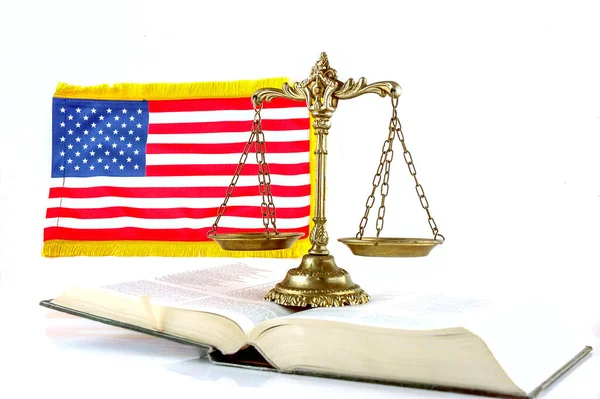 Kitabın Üzerinde Adalet Terazileri Beyaz Üzerinde Birleşik Devletler Bayrağı — Stok fotoğraf
