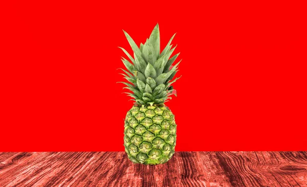 Ananas Auf Rotem Holzhintergrund Und Rotem Hintergrund — Stockfoto