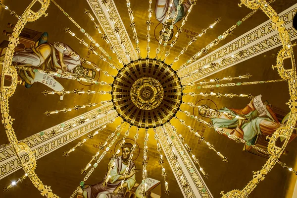 Belgrád Szerbia 2020 Február Arany Csillár Freskókkal Legnagyobb Keleti Ortodox Jogdíjmentes Stock Képek