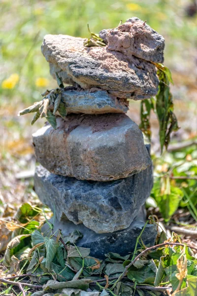 Διάφορες πέτρες μεγέθους στοιβάζονται το ένα πάνω στο άλλο — Φωτογραφία Αρχείου
