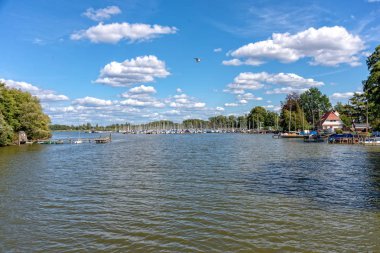 Steinhuder Meer'deki evler ve tekneler