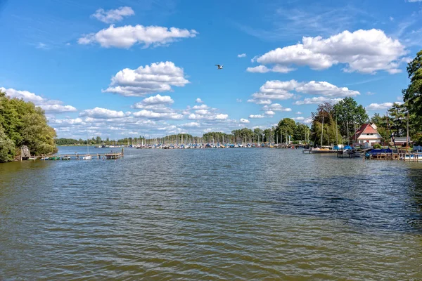 Steinhuder Meer'deki evler ve tekneler
