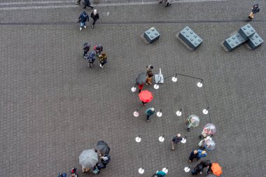 Yukarıdan şemsiyesi olan insanlar