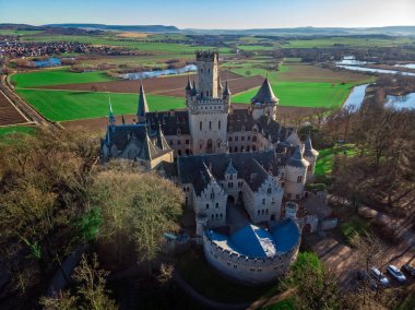 İlkbaharda Hannover yakınlarındaki Marienburg Kalesi
