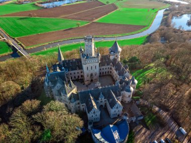 İlkbaharda Hannover yakınlarındaki Marienburg Kalesi