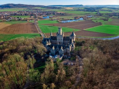 İlkbaharda Hannover yakınlarındaki Marienburg Kalesi