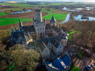 İlkbaharda Hannover yakınlarındaki Marienburg Kalesi