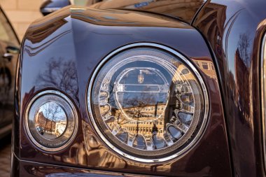 Güneş ışığı içinde Bentley farlar