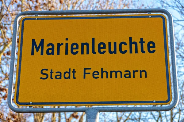 Ortseingangsschild marienleuchte fehmarn — Stockfoto