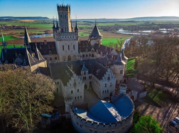 İlkbaharda Hannover yakınlarındaki Marienburg Kalesi