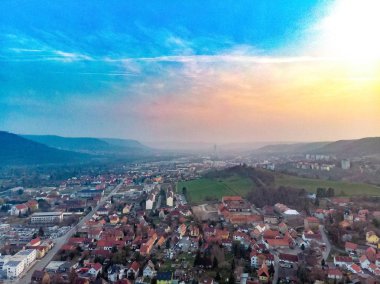 Gün batımında Thüringen'de Jena