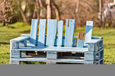 Euro paletlerden yapılmış arızalı park bankı