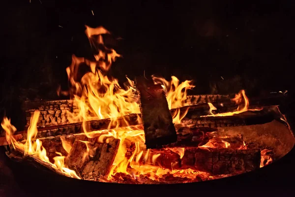 Grand feu de camp avec des flammes flamboyantes — Photo