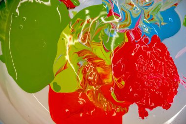 Bir taban üzerinde farklı renkli akrilik renkler