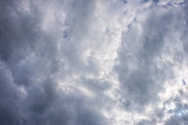 Gökyüzünde kalın ve tehlikeli fırtına bulutları