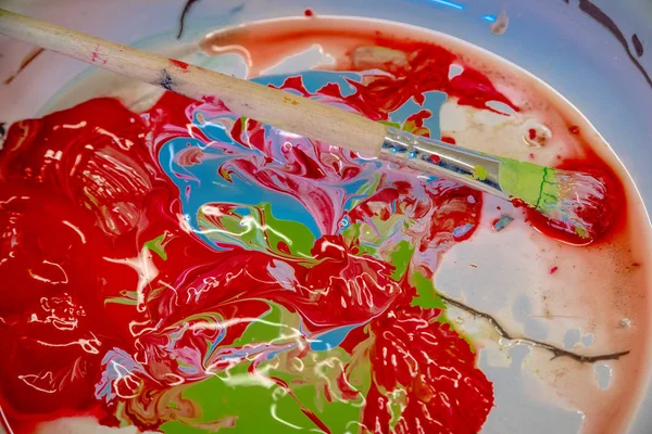 Vernice acrilica colorata con pennello — Foto Stock